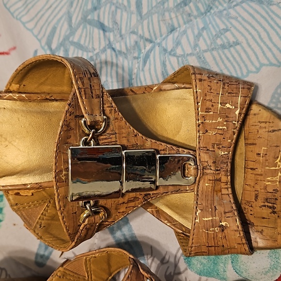 Gold Accented Sandal Sz 10 - Picture 4 of 4